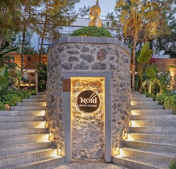 Titanic Luxury Collection Bodrum’daki Nori Restaurant’ın giriş cephesi görünümü.