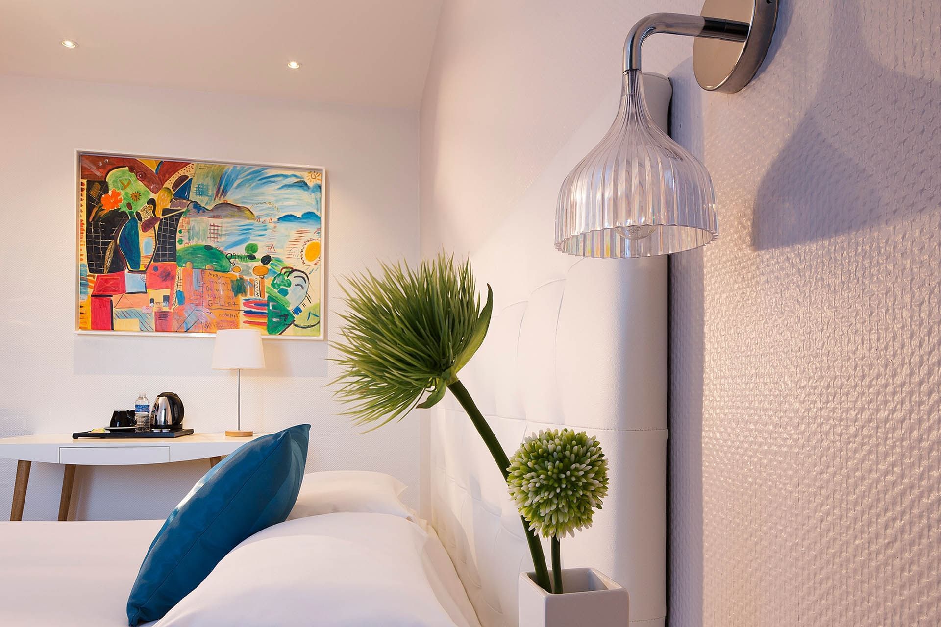 Lit king-size et pot de plantes dans une chambre à l'Escale Oceania Lorient