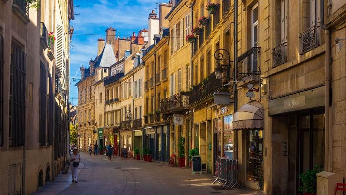 Vue d'une rue bordée de bâtiments près des Hôtels Oceania