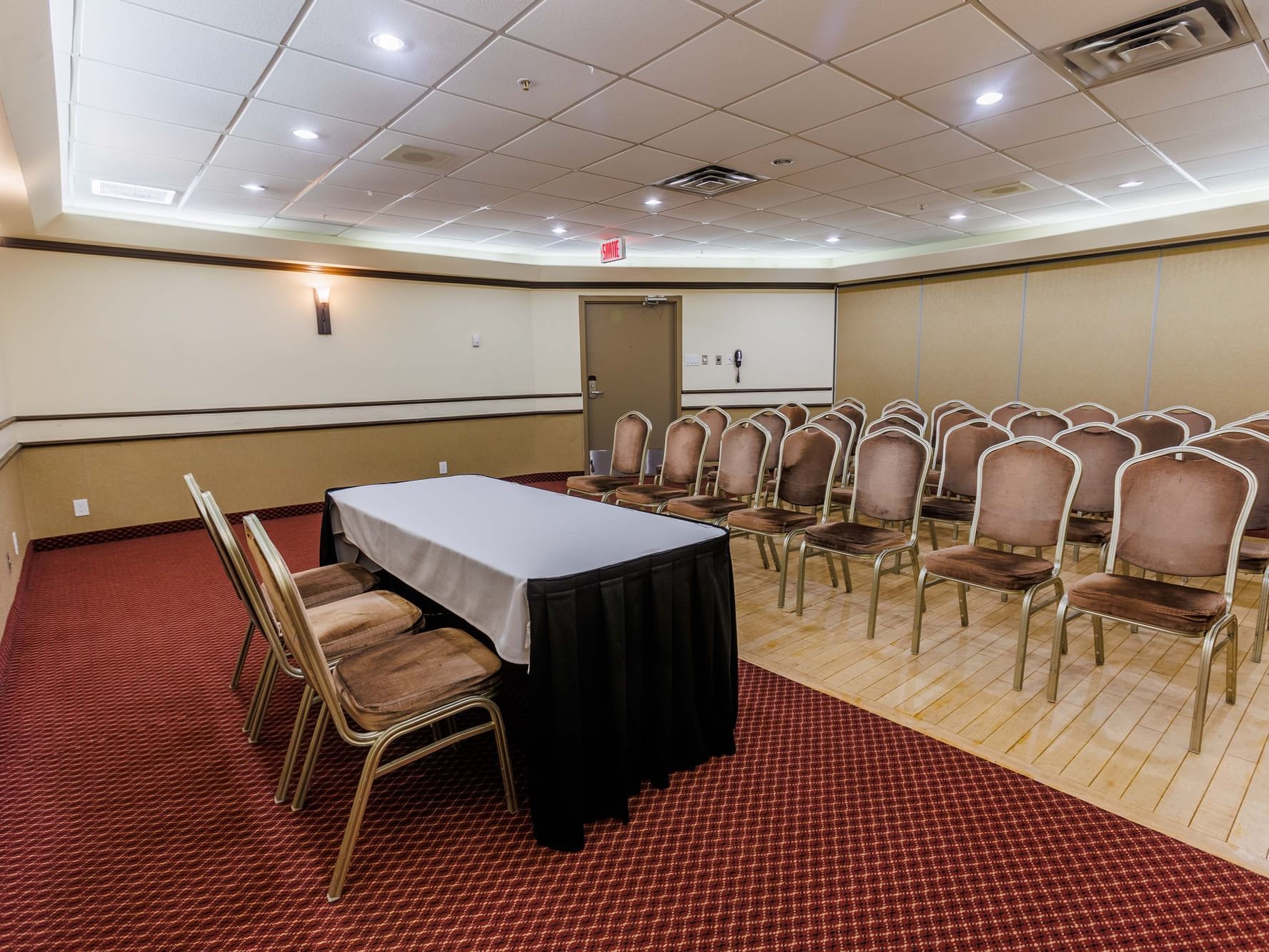 Theater set-up in Duplessis at Travelodge Hotel & Convention Center Québec City
