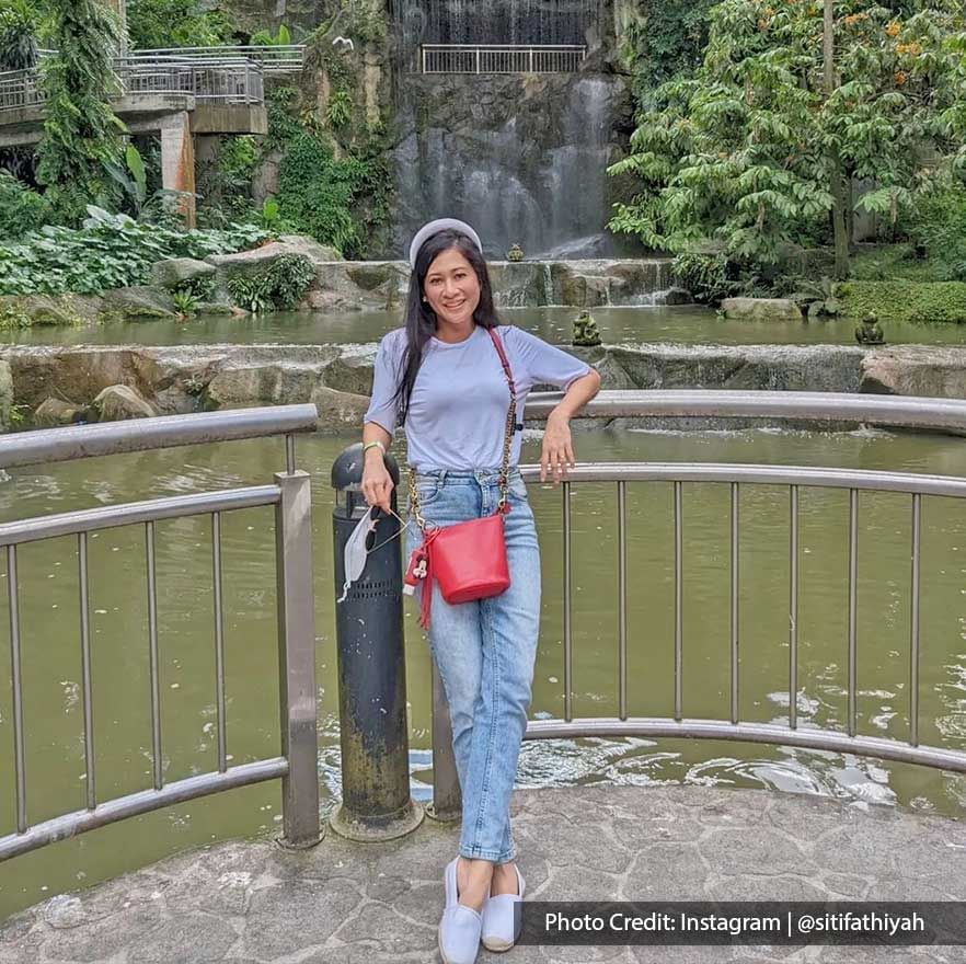 Woman posing by a pond in KL Bird Park, a cool attraction spot near Imperial Lexis Kuala Lumpur