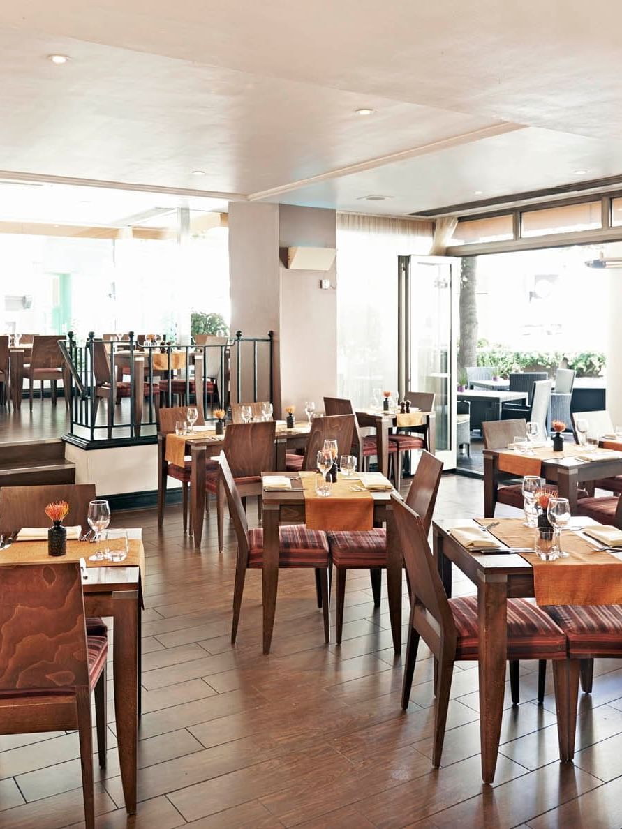 Squares Restaurant & Bar