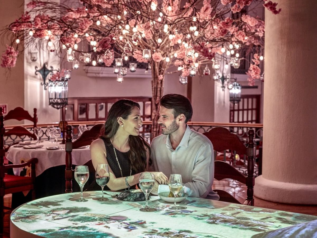Una pareja junto a la mesa del comedor en La Joya, Grand Fiesta Americana