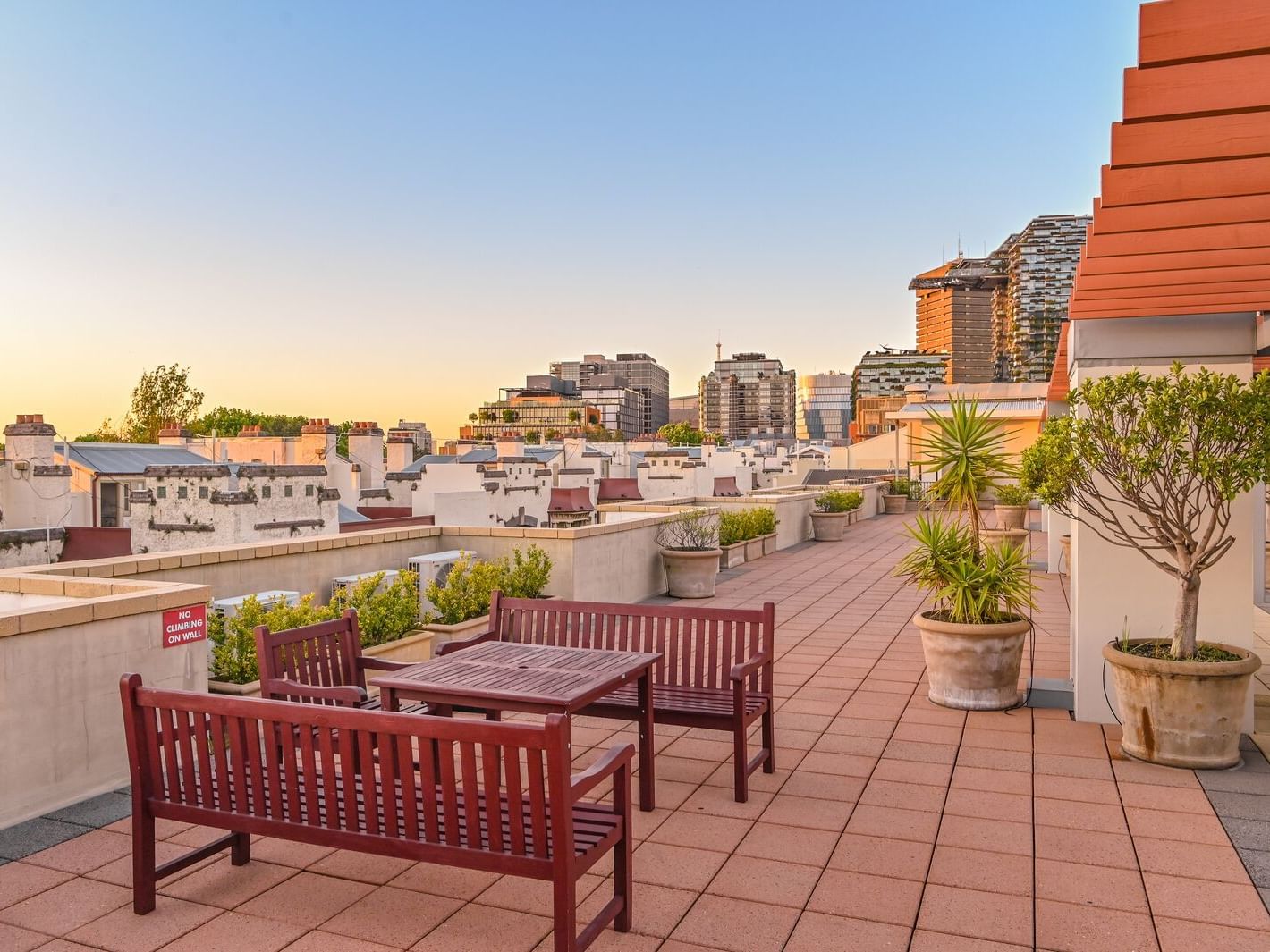 Rooftop terrace with arranged dining table at Nesuto Chippendale Apartment Hotel