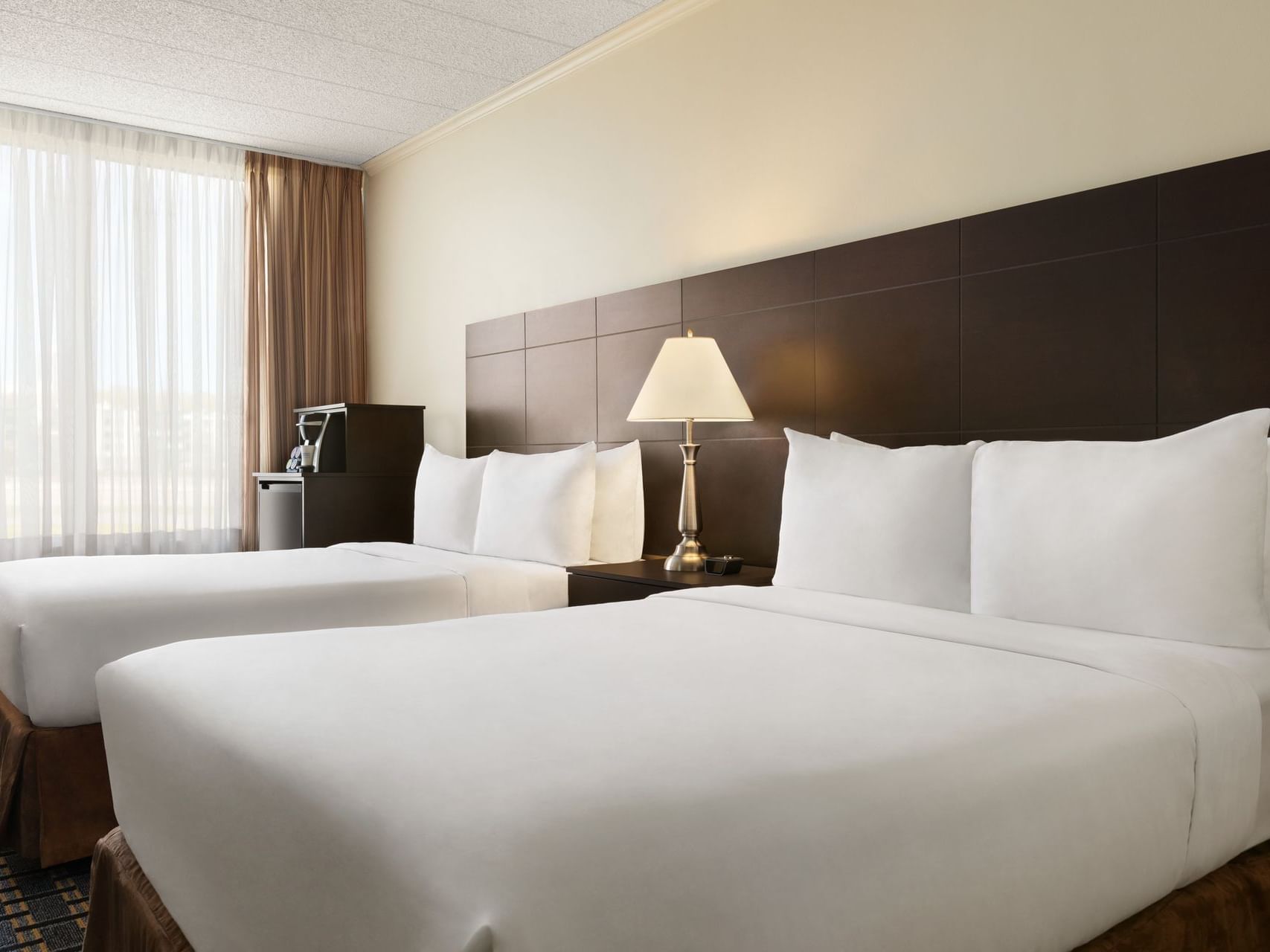 deux lits dans une chambre d'hôtel