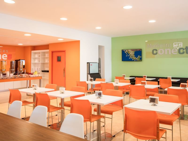 Mesas de comedor en la sala de desayunos de One Hotels