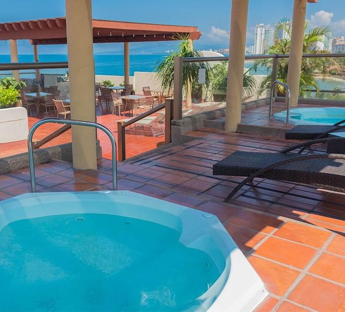 Hot tub and lounger chairs at Plaza Pelicanos Grand Beach Resort