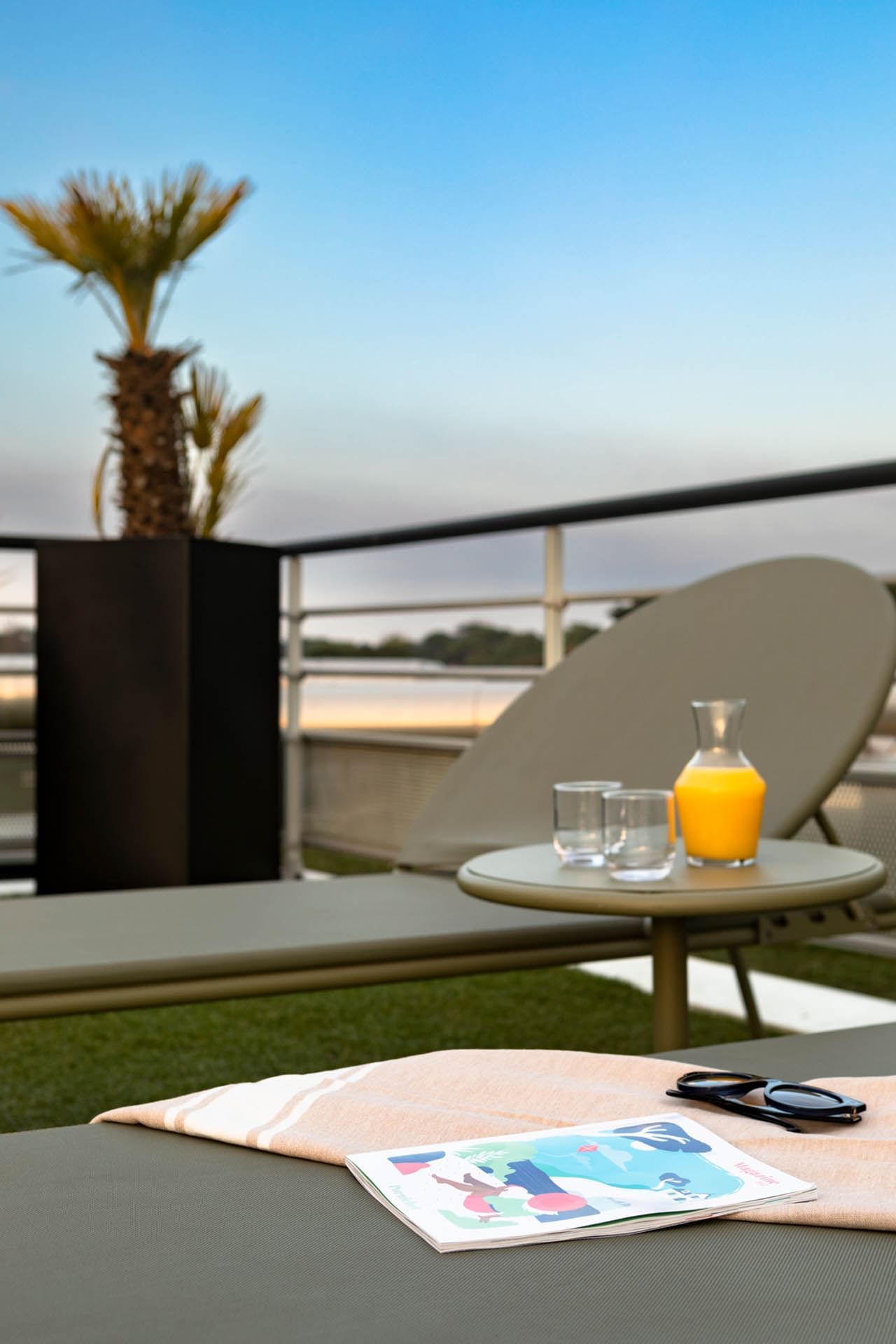 Terrasse sur le toit avec un bain de soleil à l'Escale Oceania Pornichet
