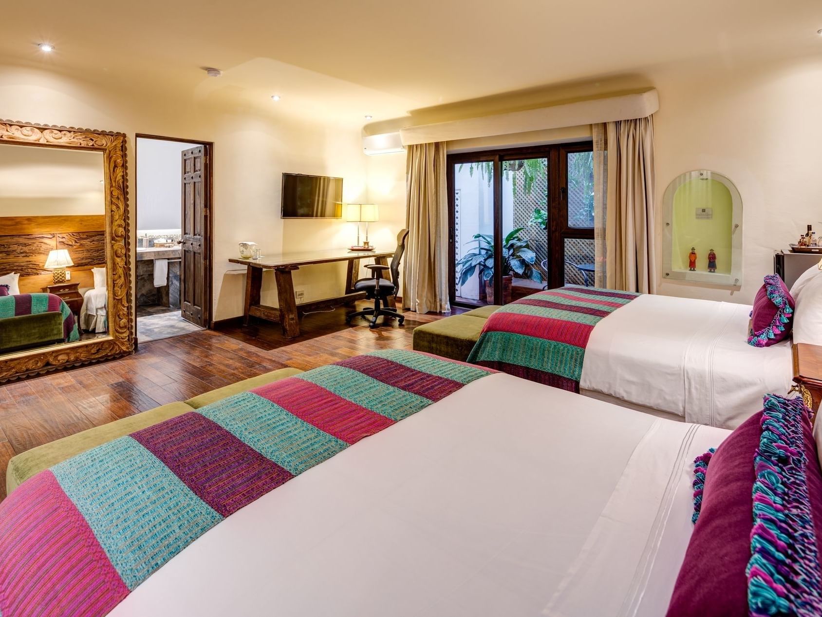 Work desk & vintage mirror in Suite Queen with wooden floors at Pensativo House Hotel