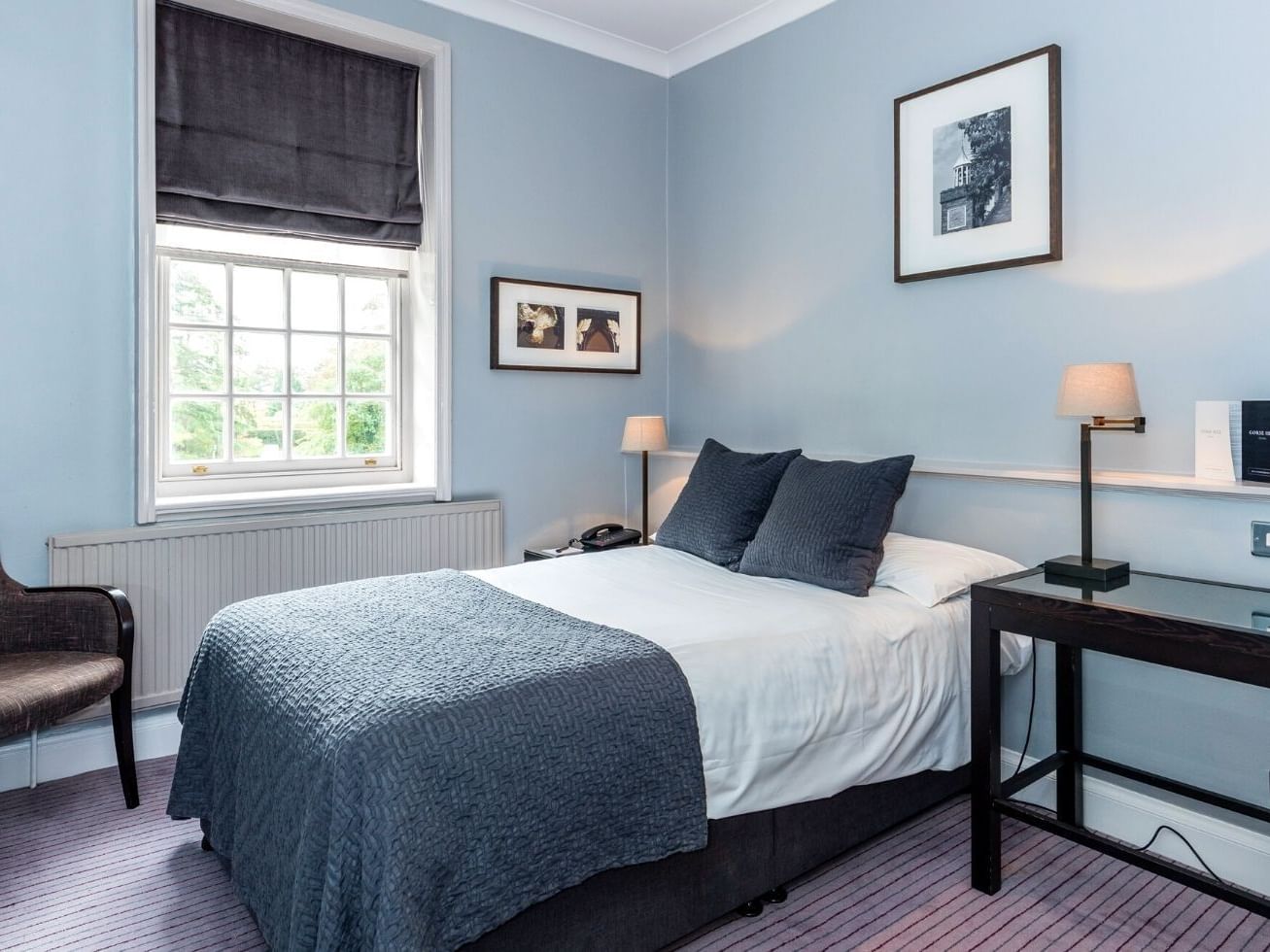 Bed with lamp shades in Single Room at Gorse Hill