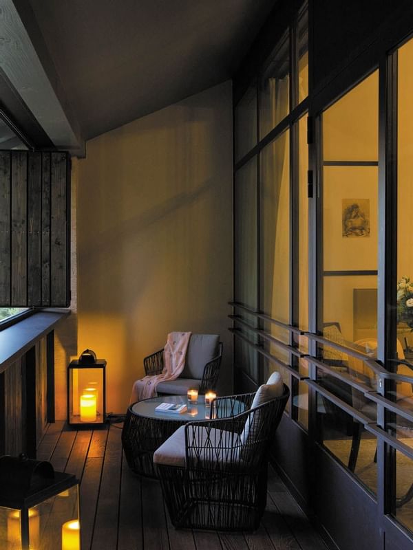 Chaises et bougies sur le balcon d'une chambre de luxe, Domaine De Manville
