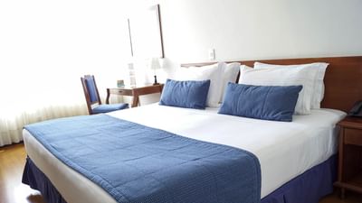 alojamiento en Manizales con cama queen moderno y amplio