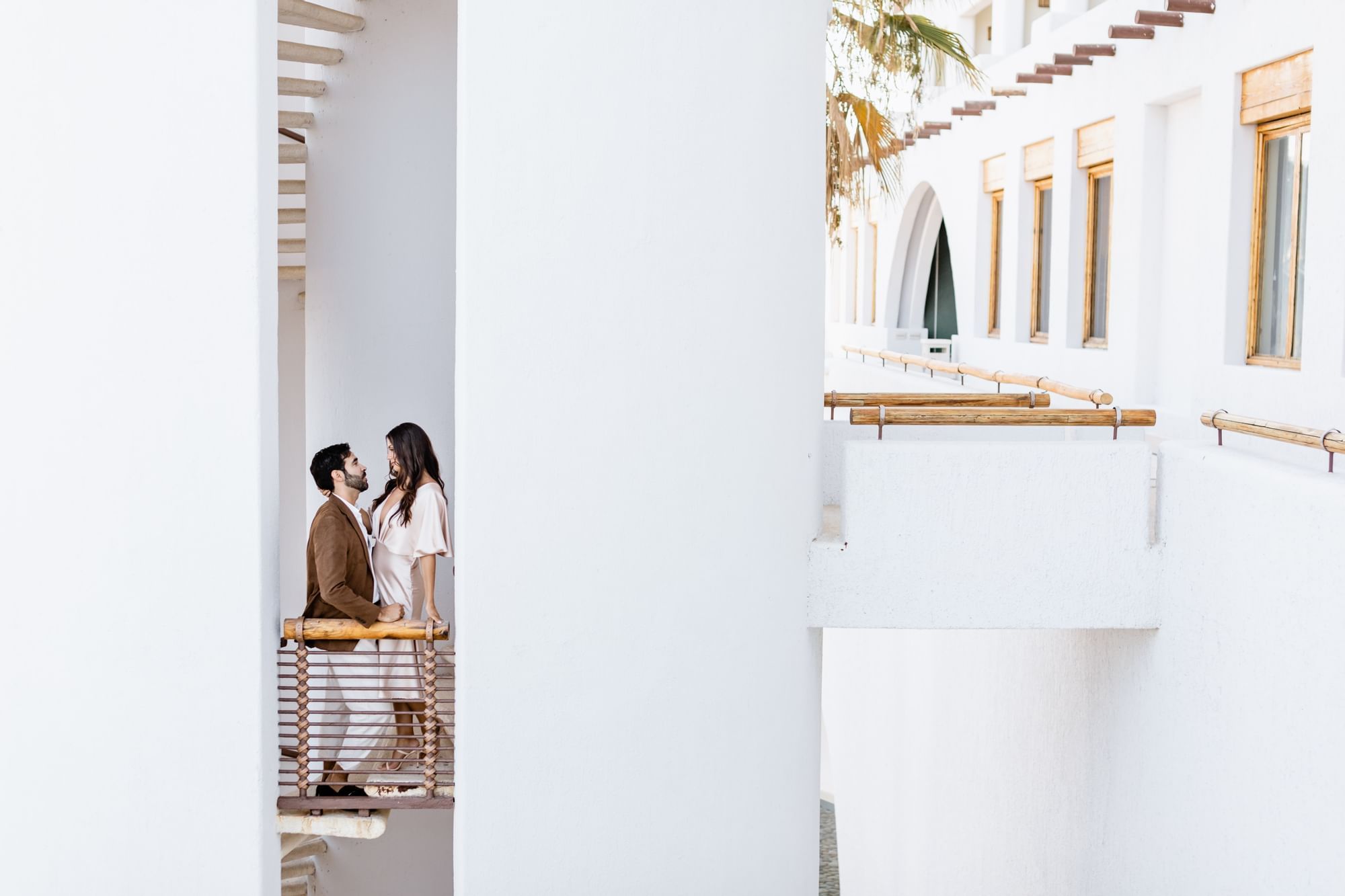 Una pareja conversando en un balcón de una suite en Los Cabos