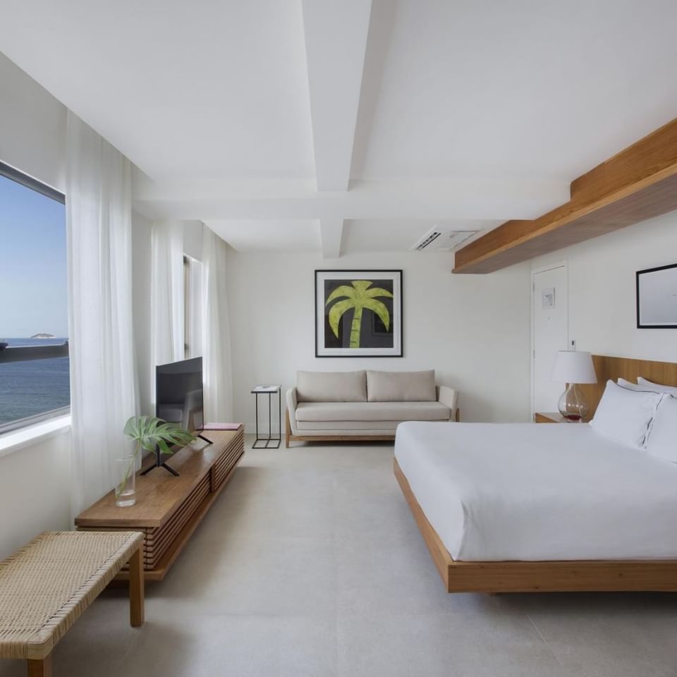 habitacion suite con cama king y sofa