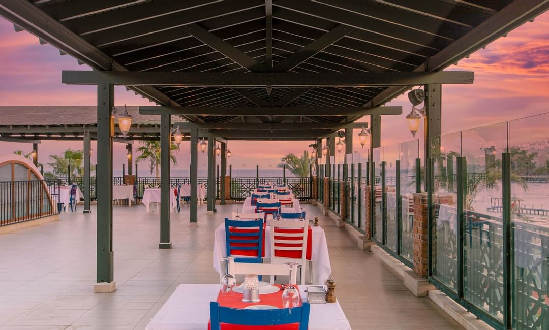 Bodrum Imperial'de Olive Restaurant'ta açık yemek alanı