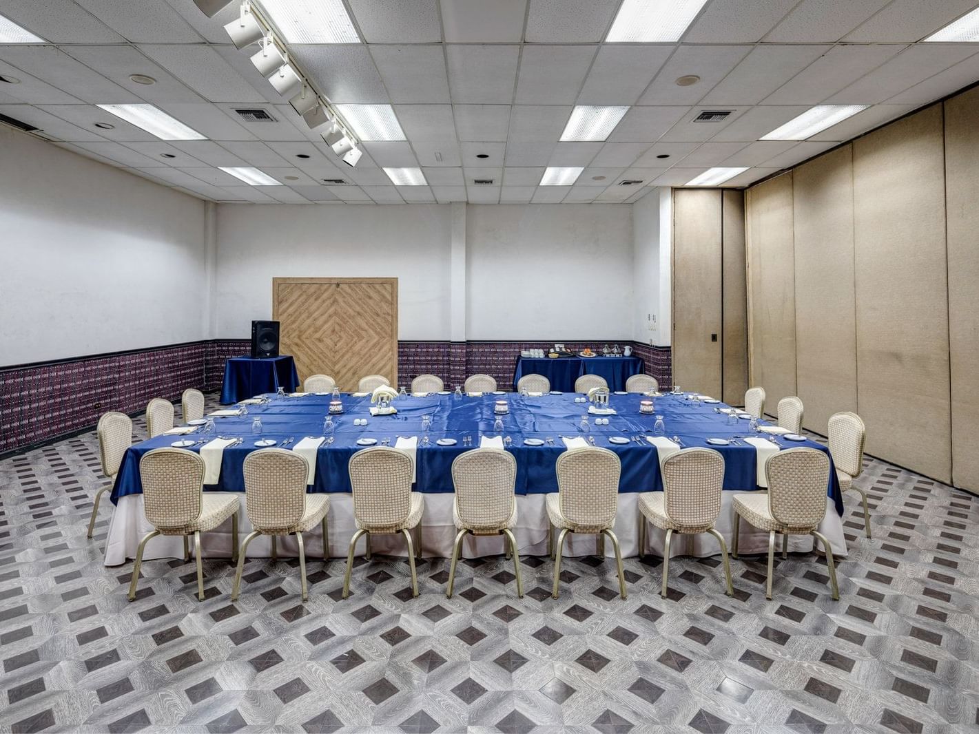 Square shape table set-up in Tolimán at Porta Hotel del Lago