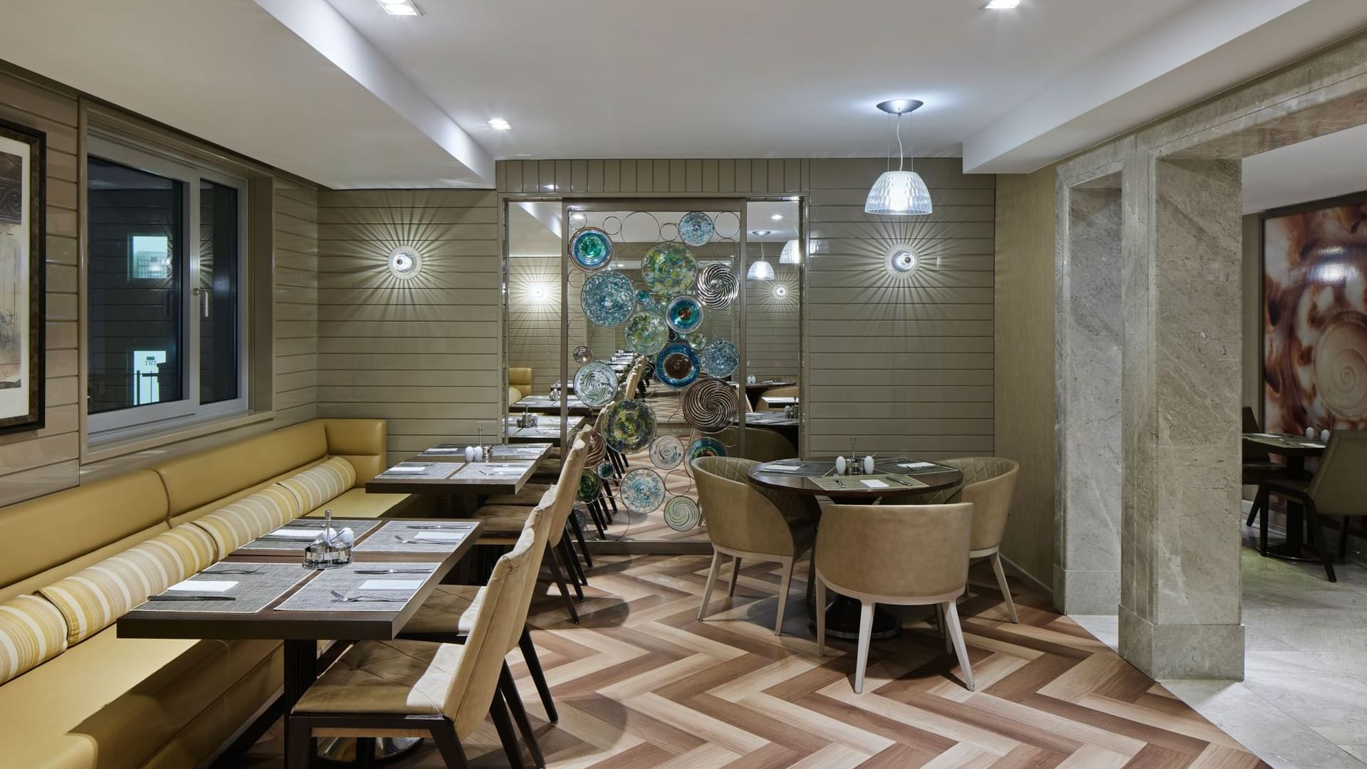 Breakfast Restaurant dining area with sofas and chairs at Titanic Comfort Mitte