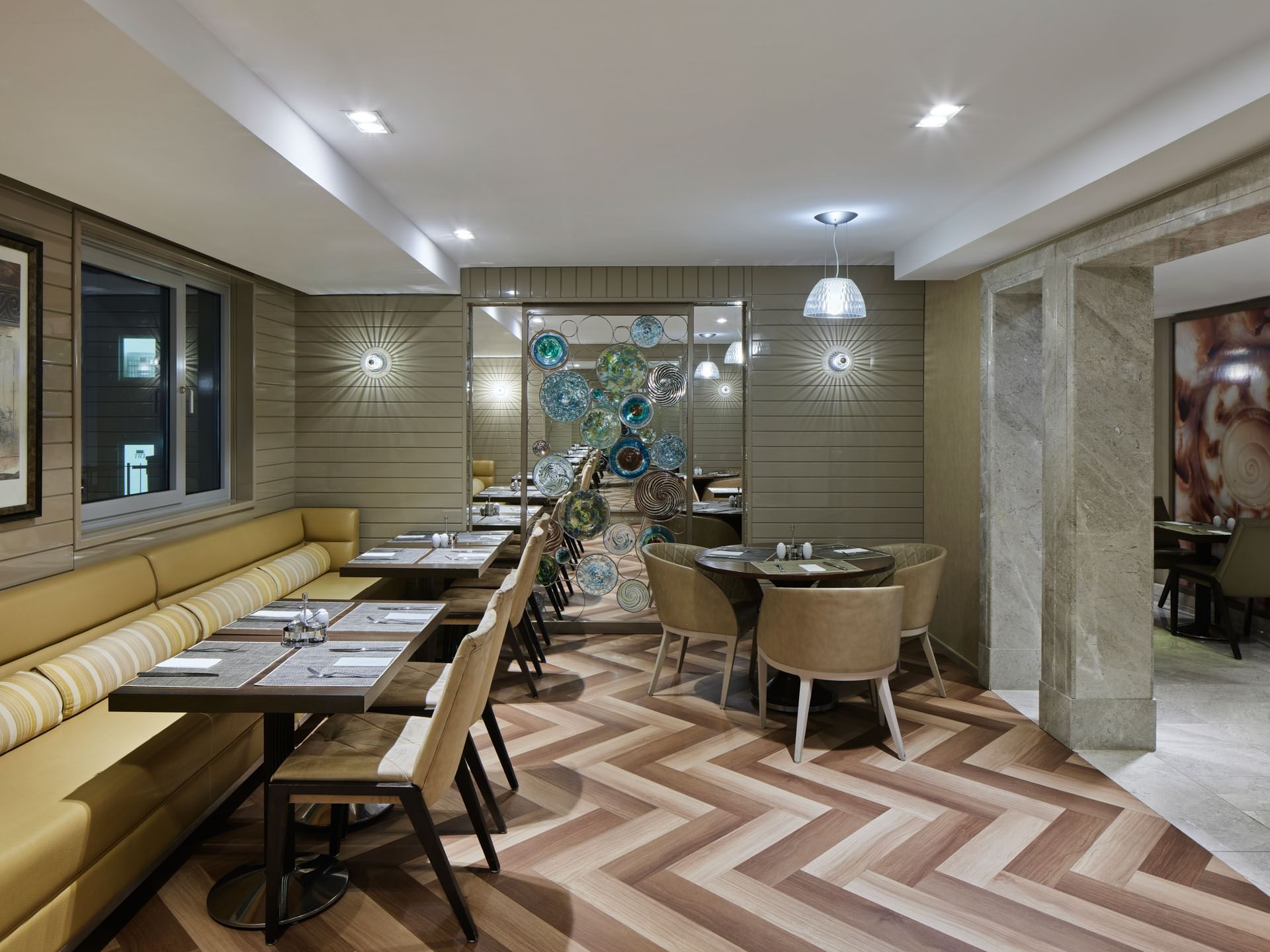 Frühstücksrestaurant Essbereich mit Sofas und Stühlen im Titanic Comfort Mitte