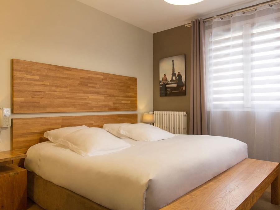 Double bedroom with open windows at Hotel cleria