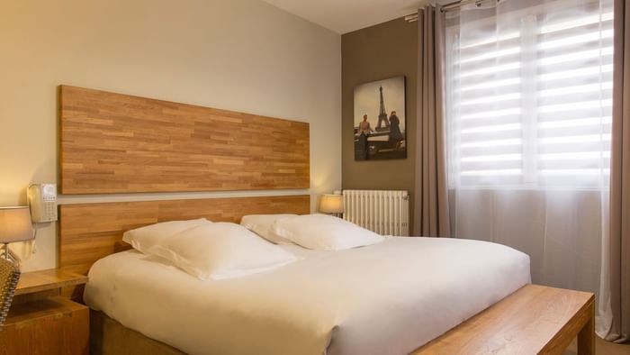 Double bedroom with open windows at Hotel cleria