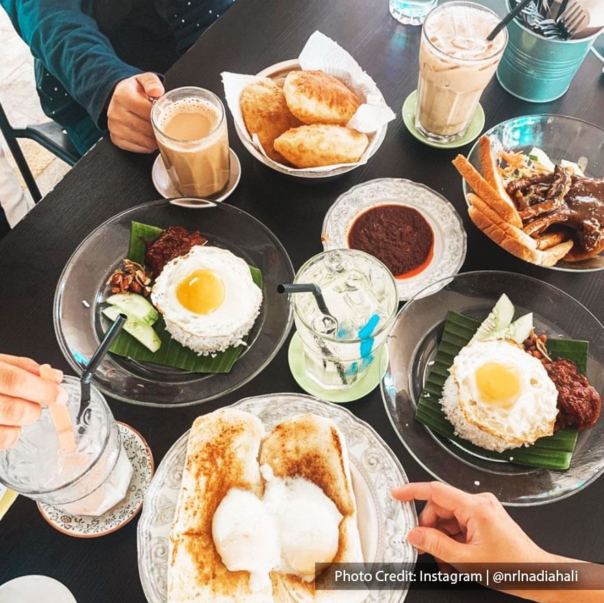 Malaysians’ favorite breakfast menu at Kafe Kampung Kaw, Port Dickson