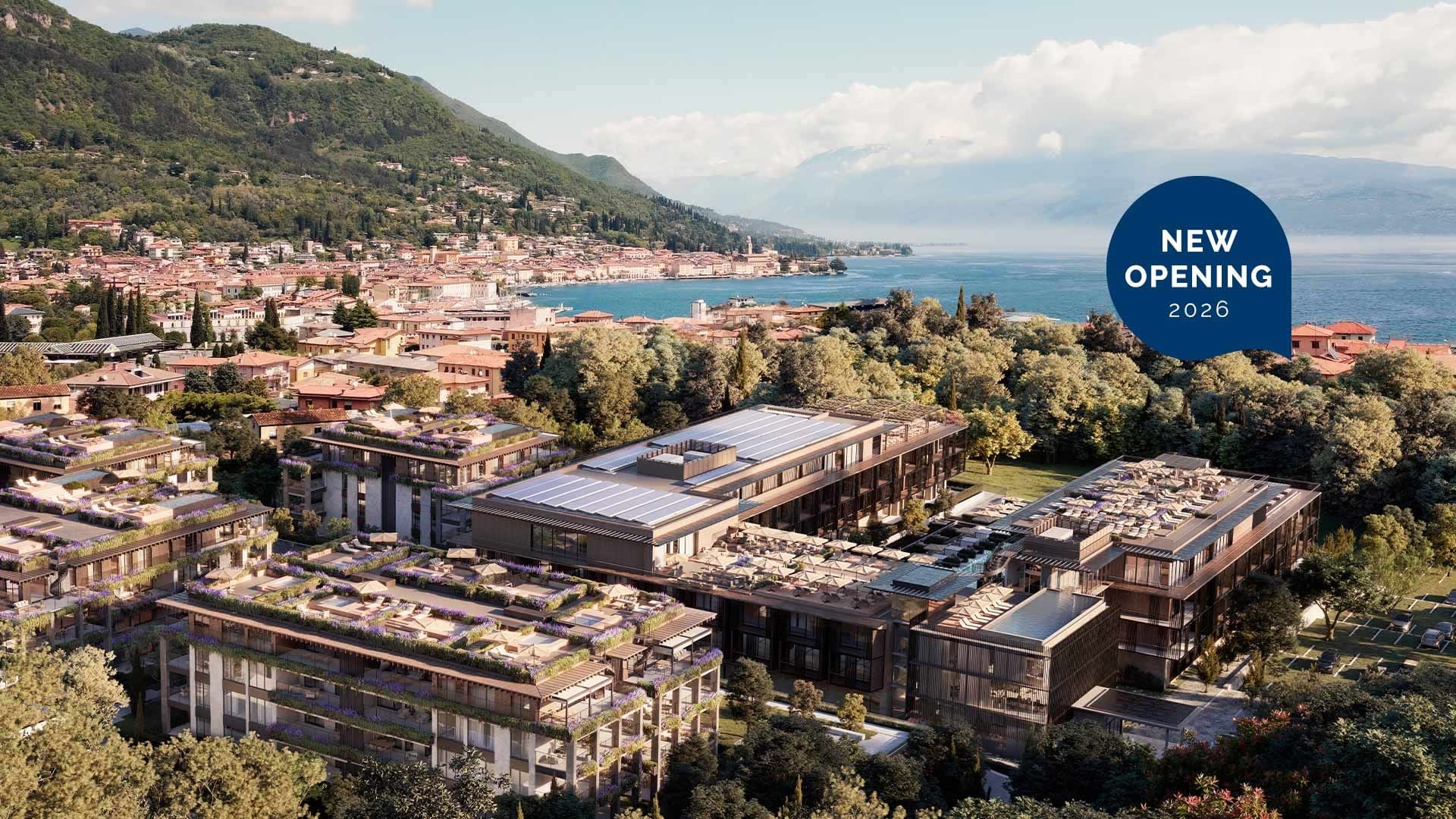 Vista aerea del resort Falkensteiner Resort Lake Garda con vista sul lago e sulle montagne