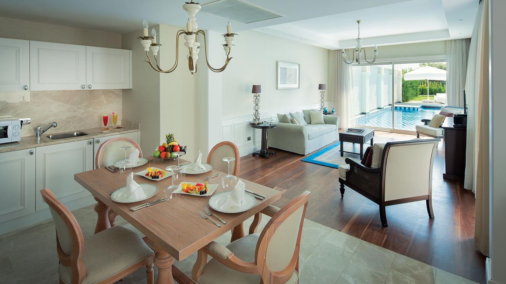 Вилла Exclusive Pool в Titanic Deluxe Golf Belek — просторная столовая и уютная гостиная.