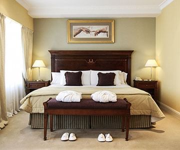 A bed & An end-of-bed bench at Hotel Emperador Buenos Aires