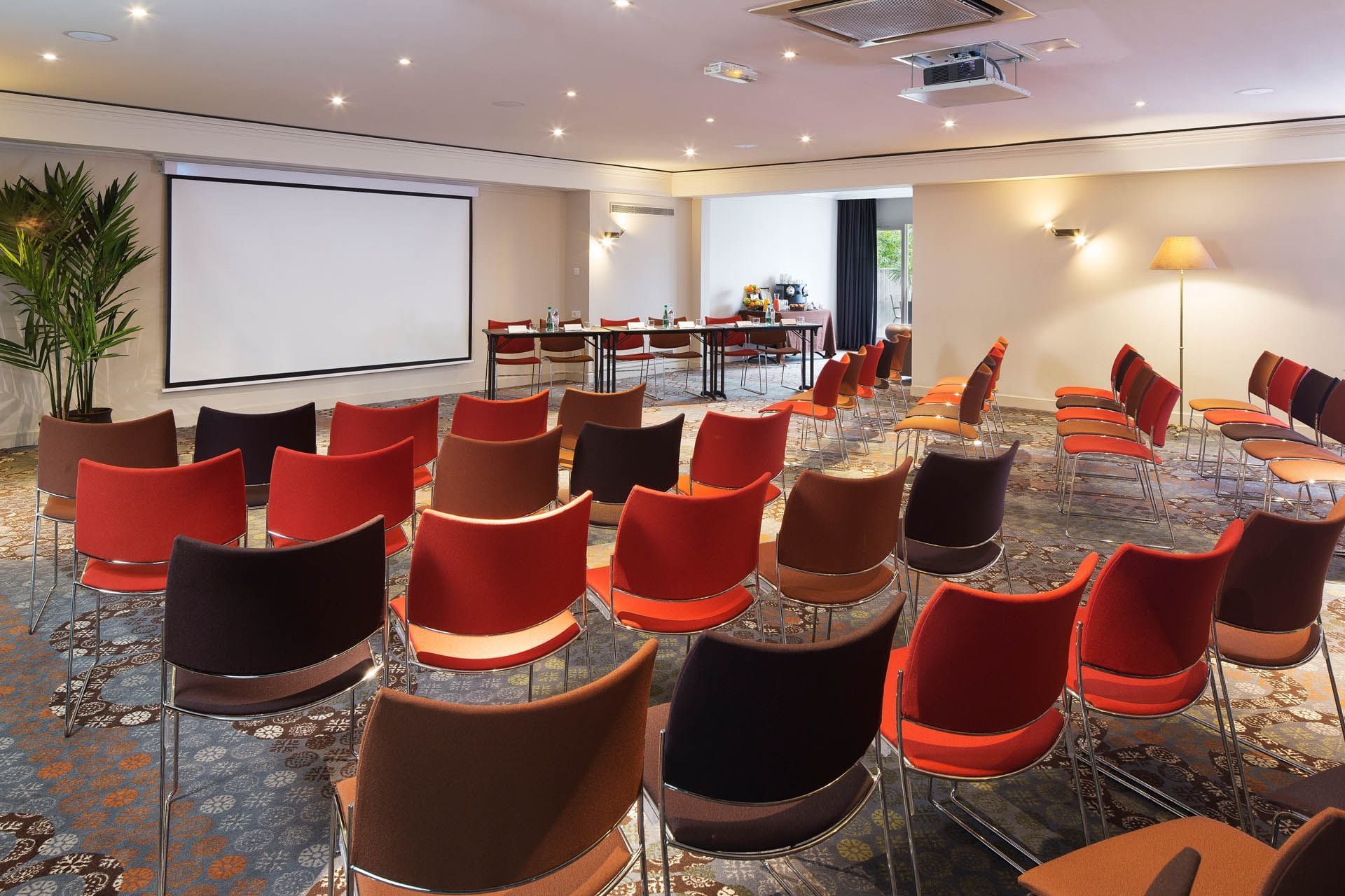 Chaises arrangées dans la salle de réunion à l'Oceania L'Univers Tours