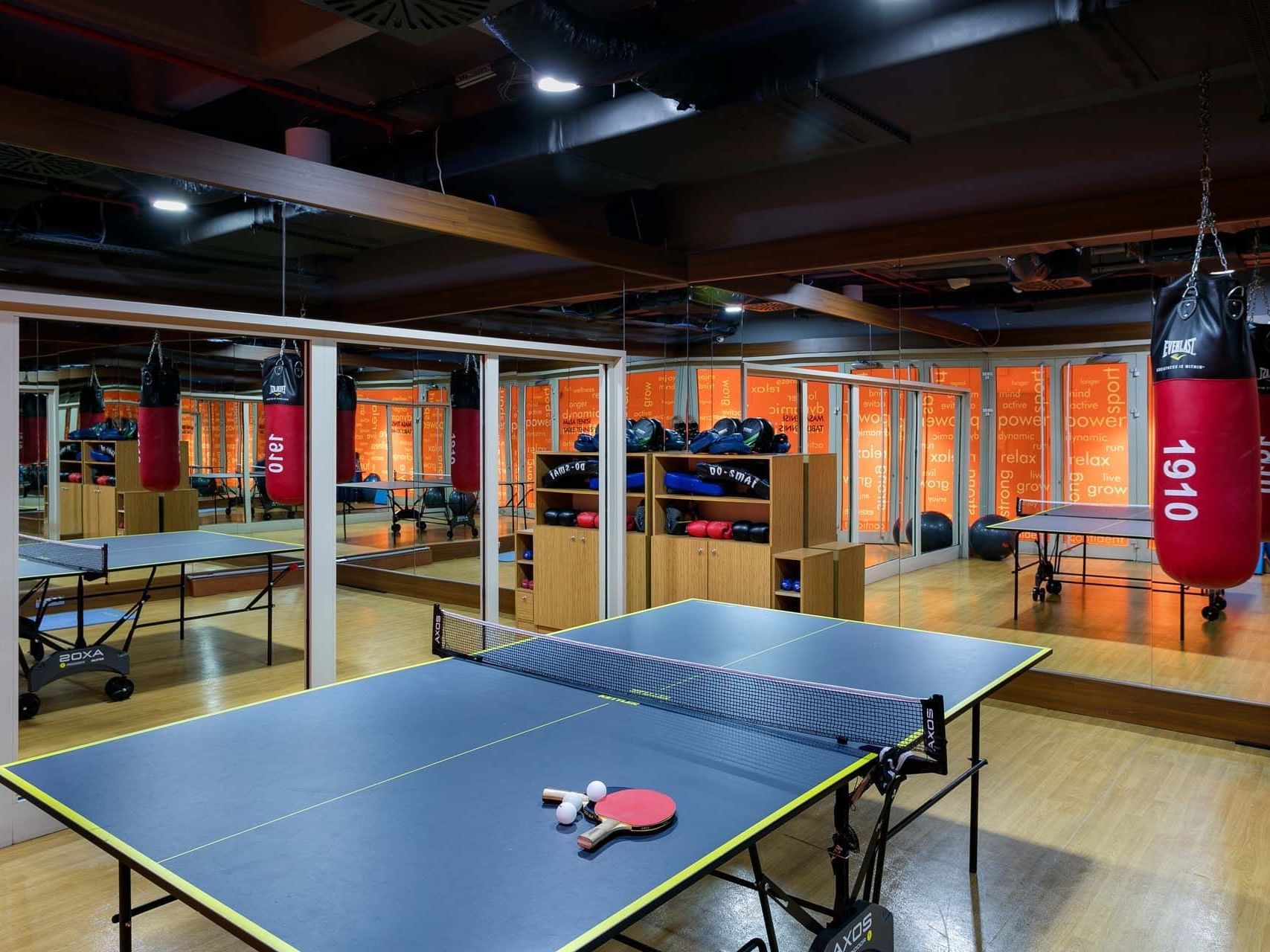 Titanic Port Bakırköy’deki BeFine Fitness’ta, profesyonel masa tenisi masası, raket ve top ile hem eğlenceli vakit geçirin hem de dinamik bir egzersiz deneyimi yaşayın.