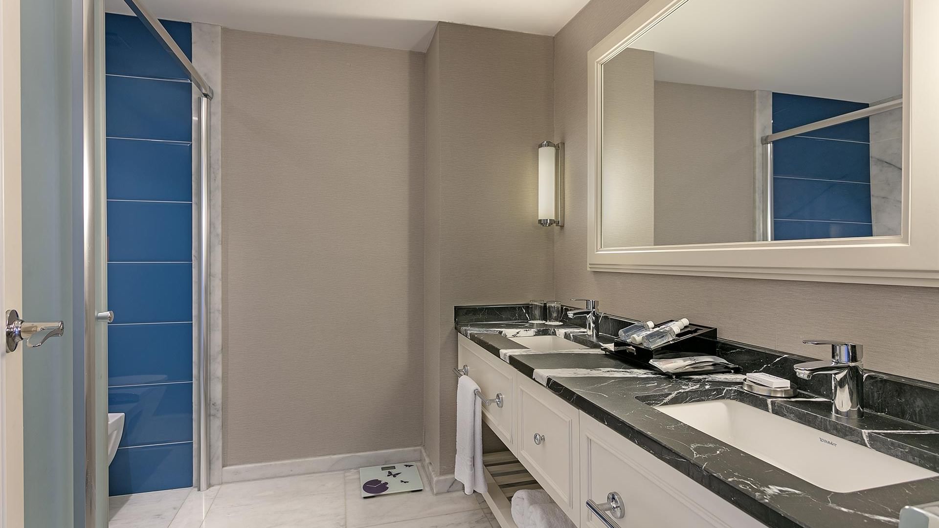 Titanic Deluxe Golf Belek’te Major Süit’te, büyük aynalı banyo tezgahı.