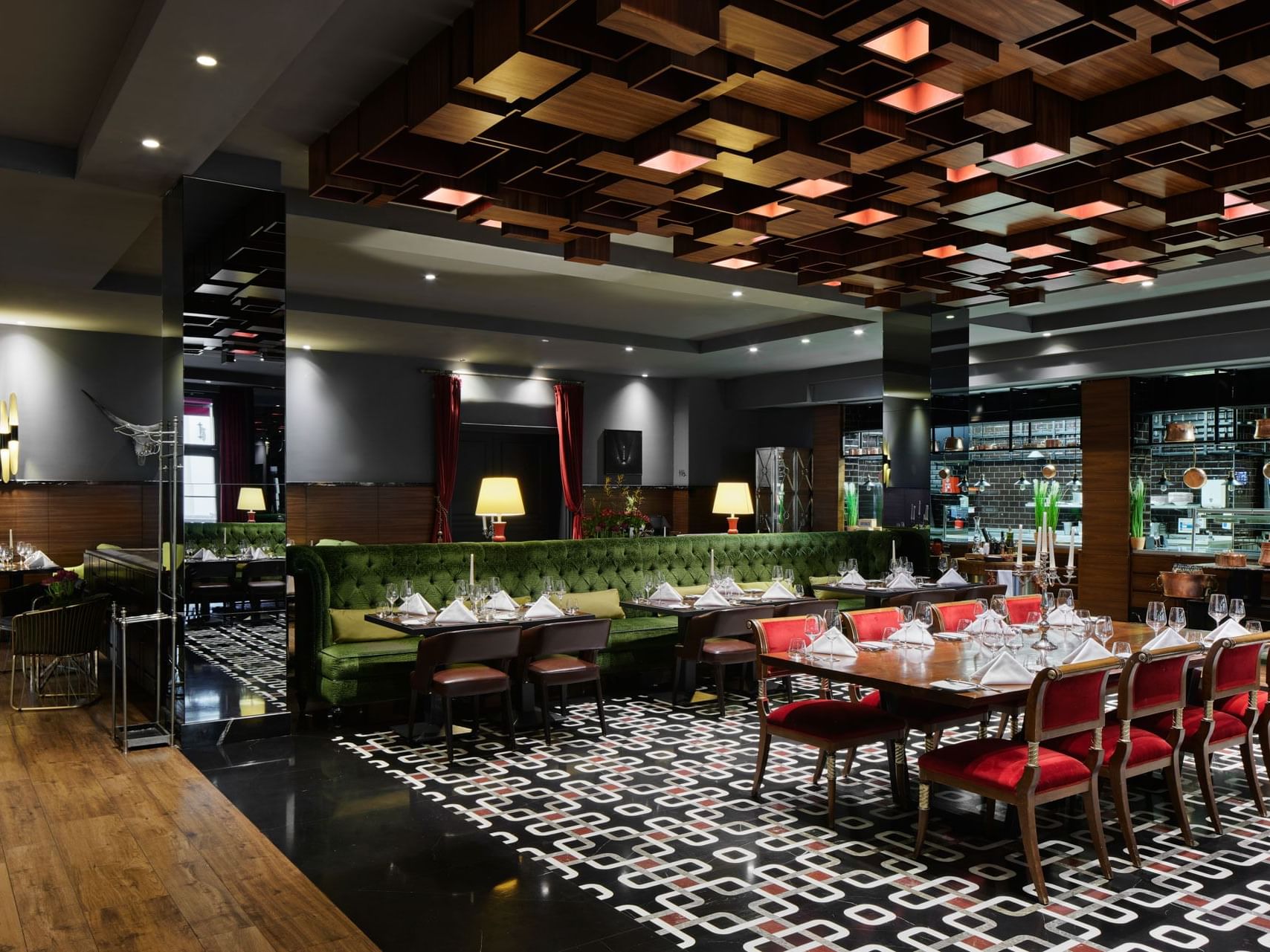 Essbereich mit Lederbank und gedeckten Tischen im Beef Grill Club by Hasir im Titanic Gendarmenmarkt Berlin