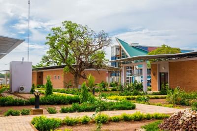 Vue latérale de Dunia hôtel Loumbila