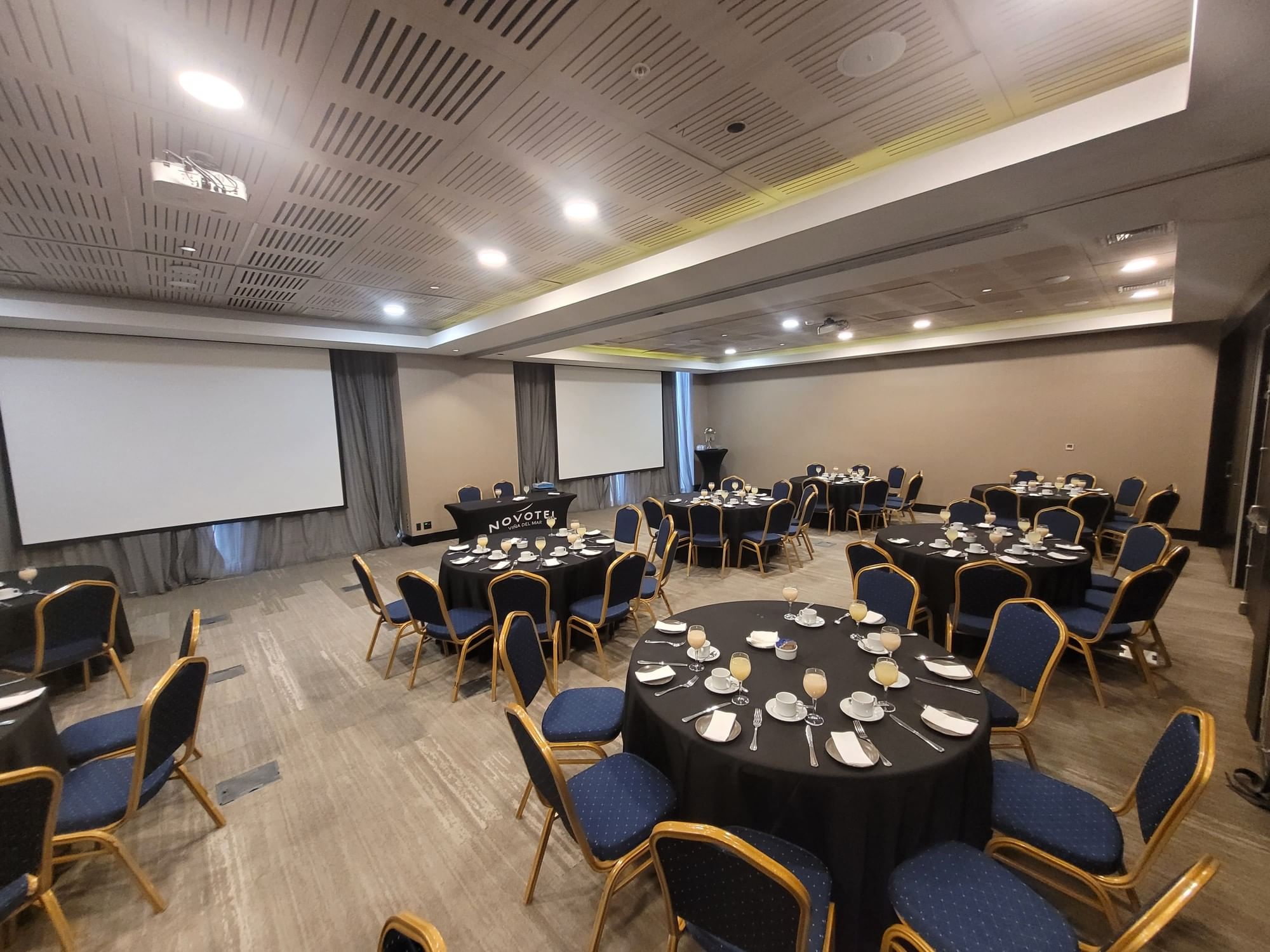 Mesas redondas de banquete preparadas para una cena que destacan un evento de reunión en Chile en Libertad, Veranda Hotel