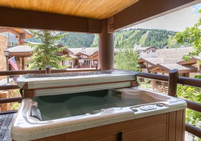 A hot tub in a wooden balcony of a room at Stein Lodge