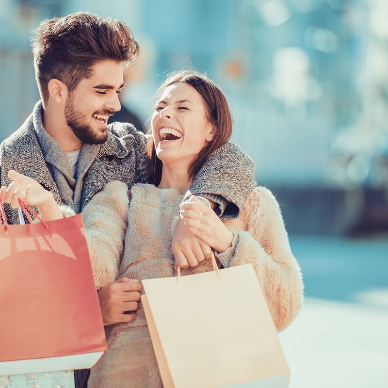 Couple faisant du shopping