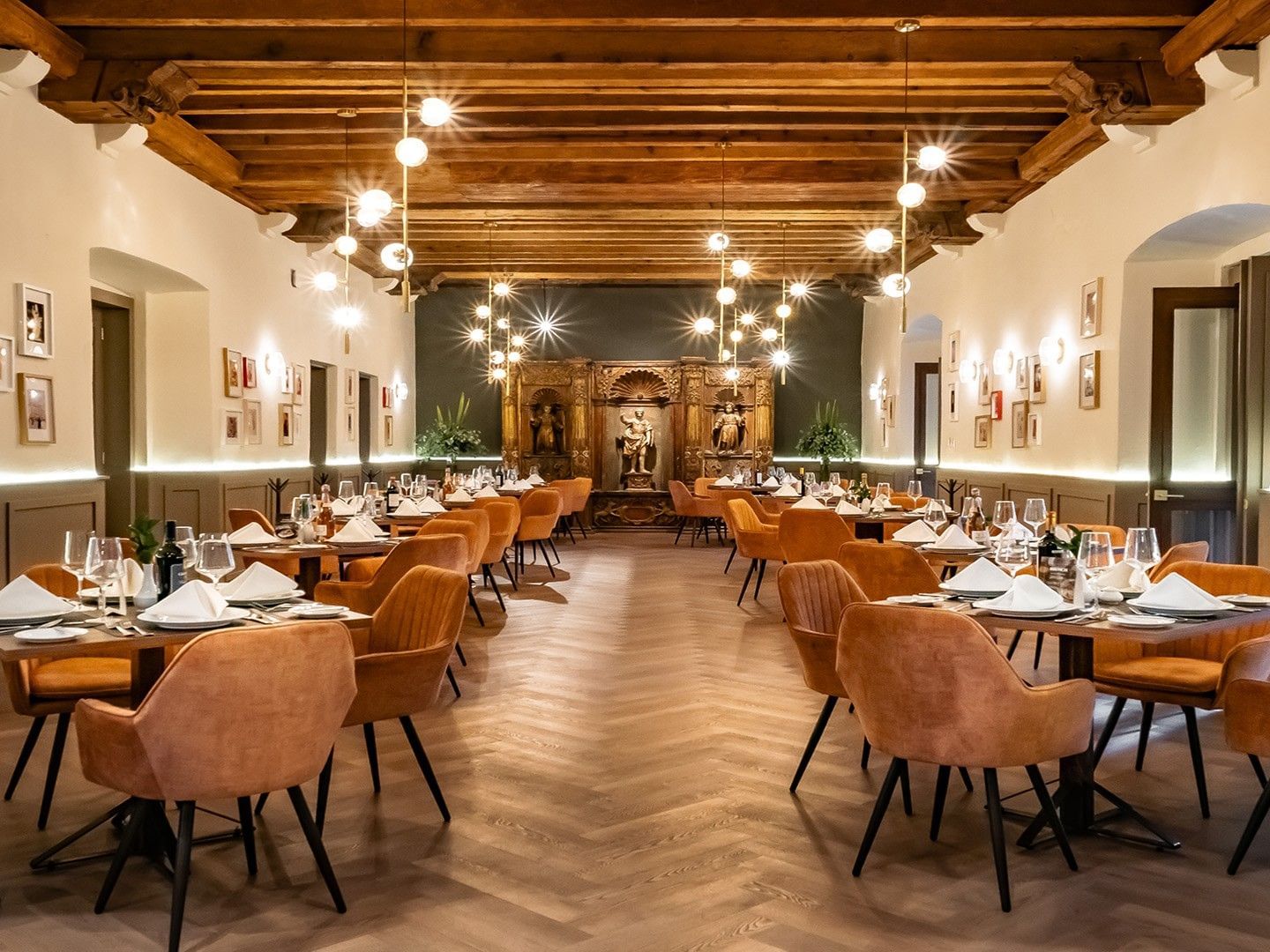 Comedor elegante con mesas y sillas en Tierra Mía del hotel Quinta Real Puebla en Heroica Puebla de Zaragoza.