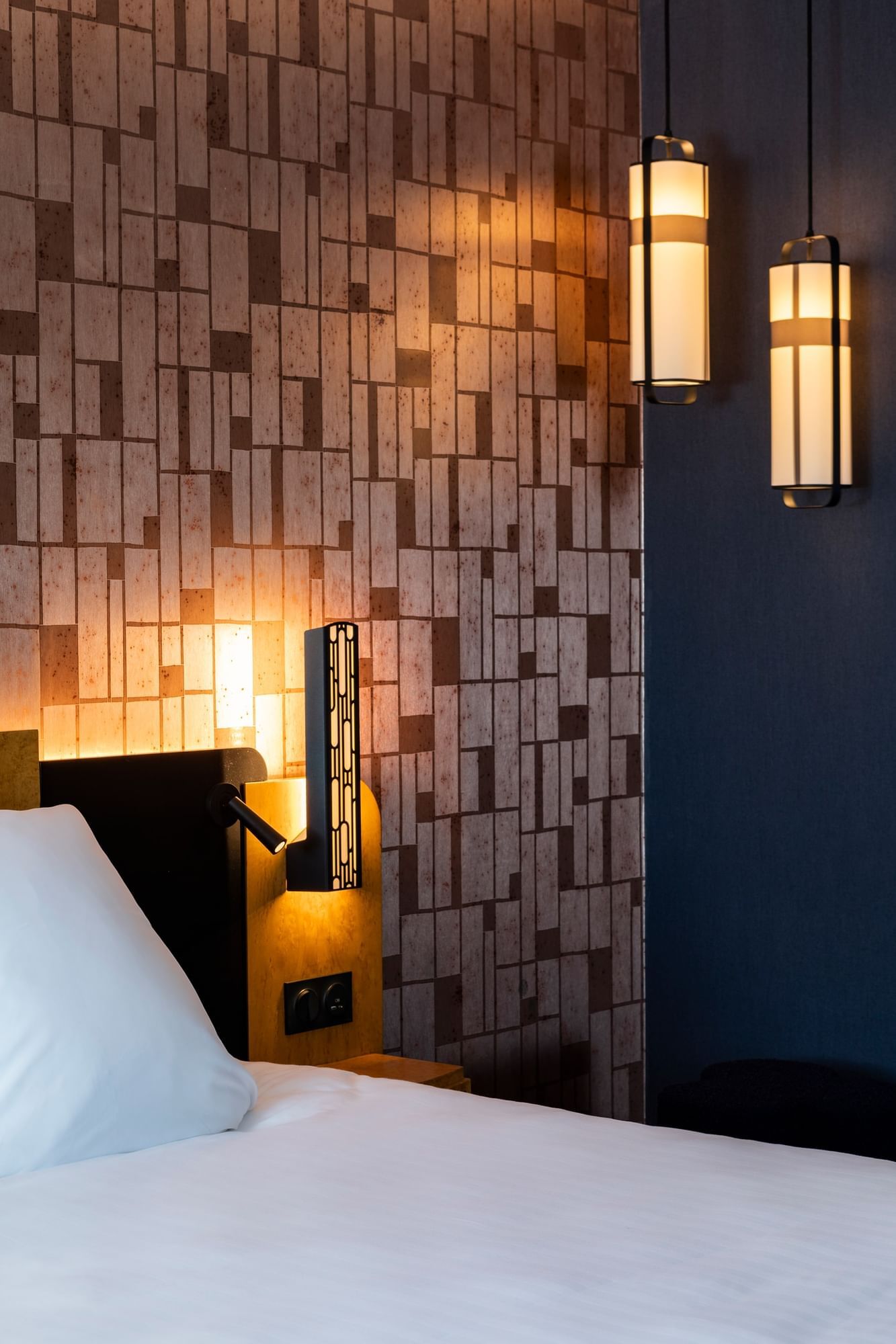 Lampe tamisée près du lit king-size dans une chambre à l'Oceania Le Conti Brest