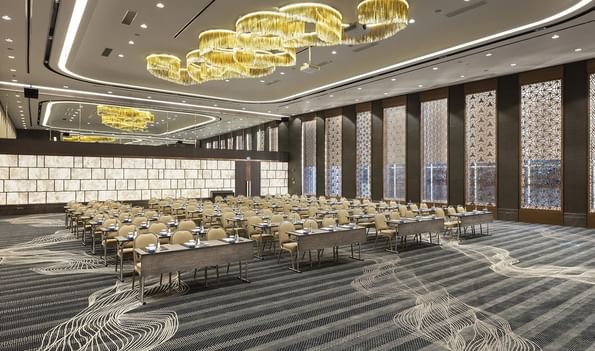 Titanic Business Kartal'daki Karina 1 salonunda, masa ve sandalyelerle sınıf düzeninde hazırlanmış bir etkinlik alanı bulunmaktadır