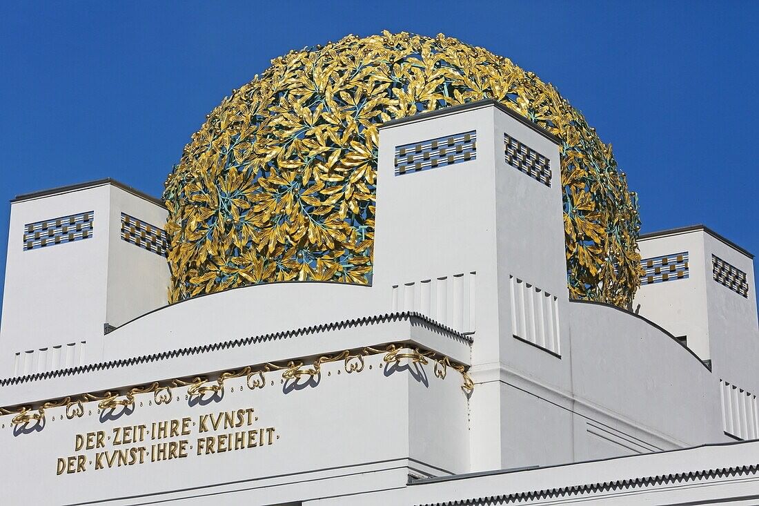 Wiener Secession mit goldener Kuppel und Jugendstil Fassade unter klarem blauem Himmel.