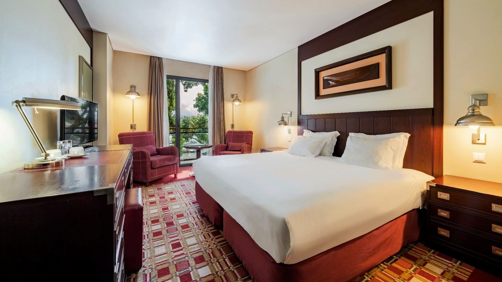 Large comfy bed, work desk & coffee table with armchairs in Standard room at Hotel do Canal