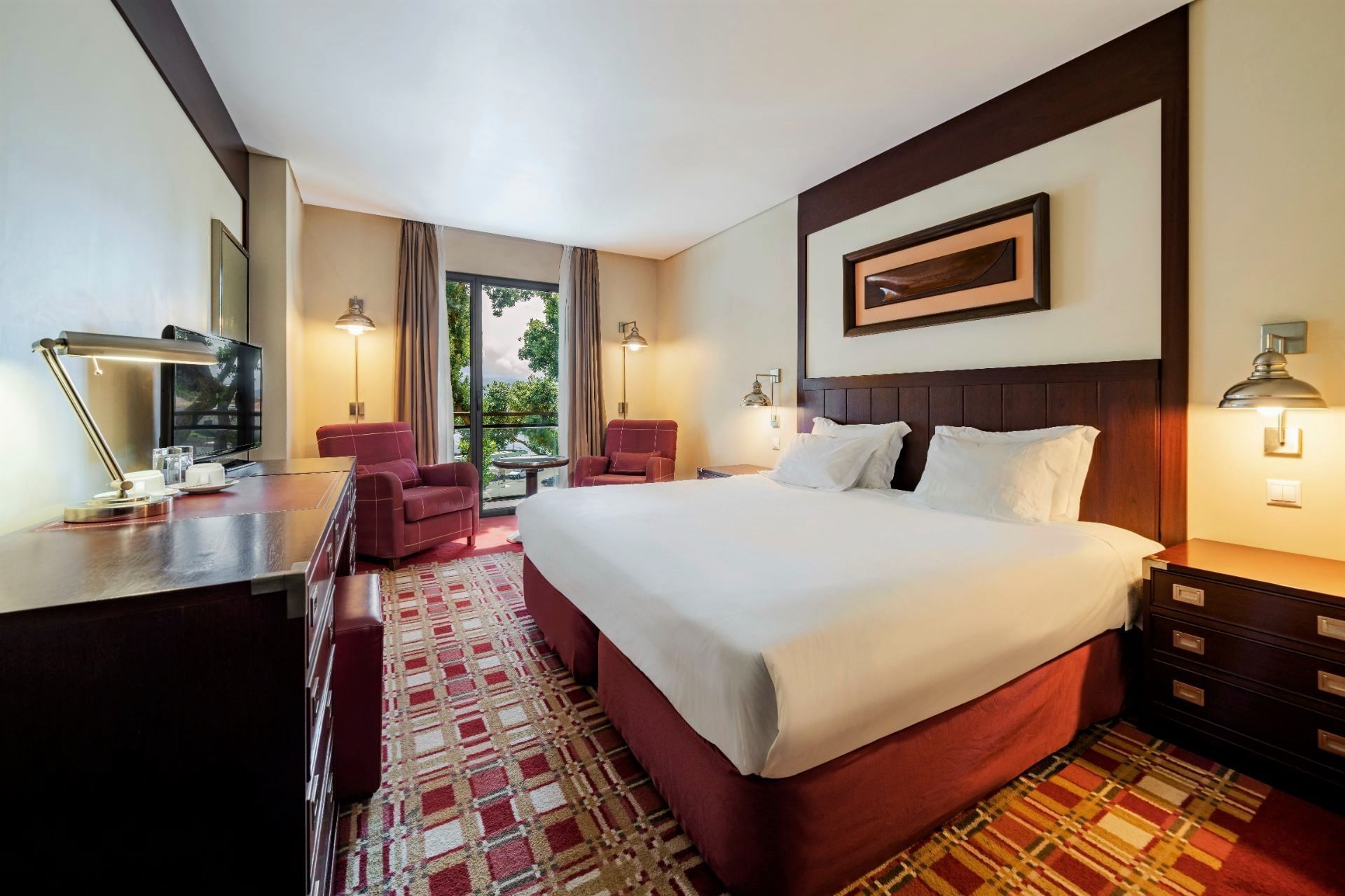 Quartos e Suites no Faial com vista para o Pico | Hotel do Canal