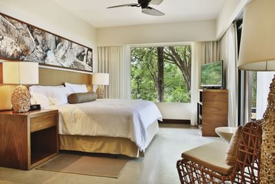 Mangle Presidential Suite with bed, art and garden view through the window at El Mangroove Hotel