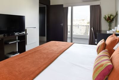Cama King en el dormitorio de la suite Studio en Argenta Suites