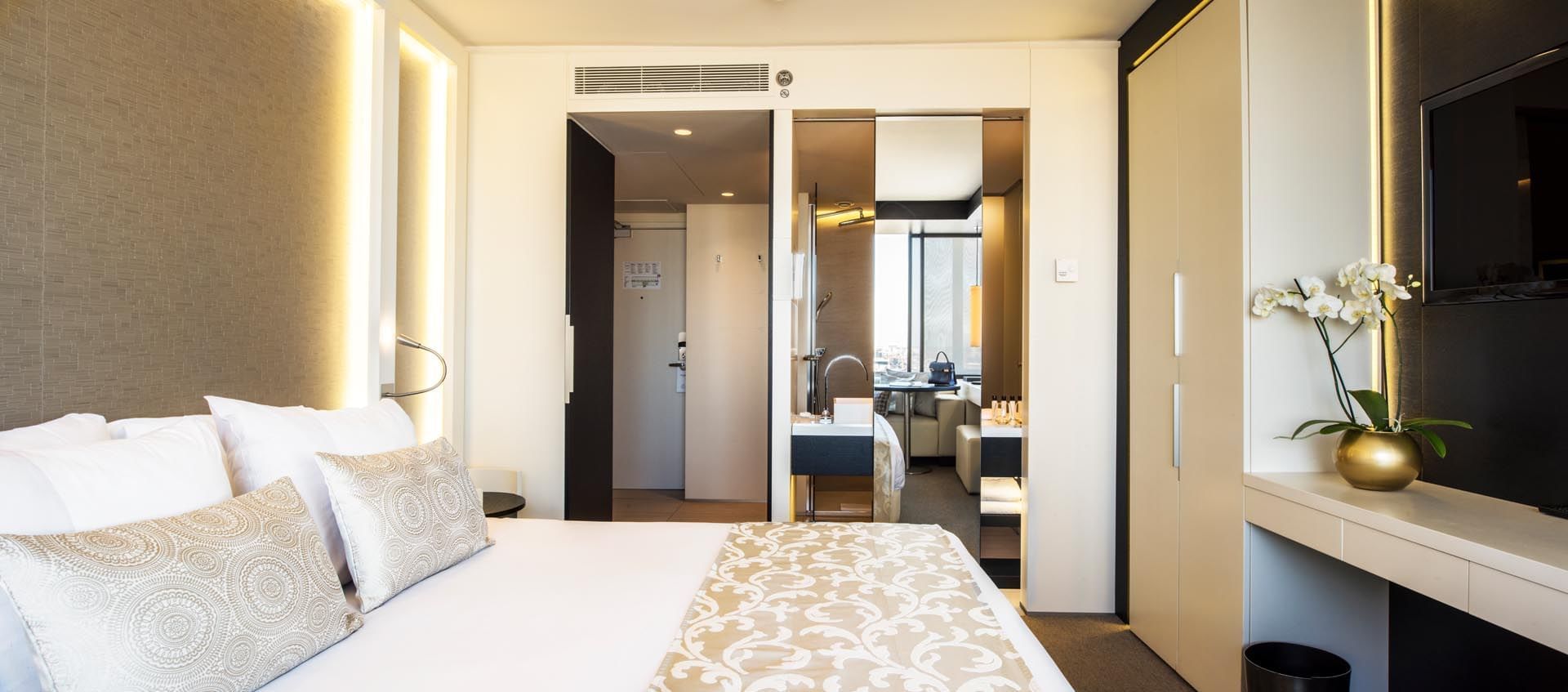 Vue de la chambre depuis le lit avec la salle de bain