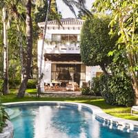 Fachada Villa con piscina y jardin privado