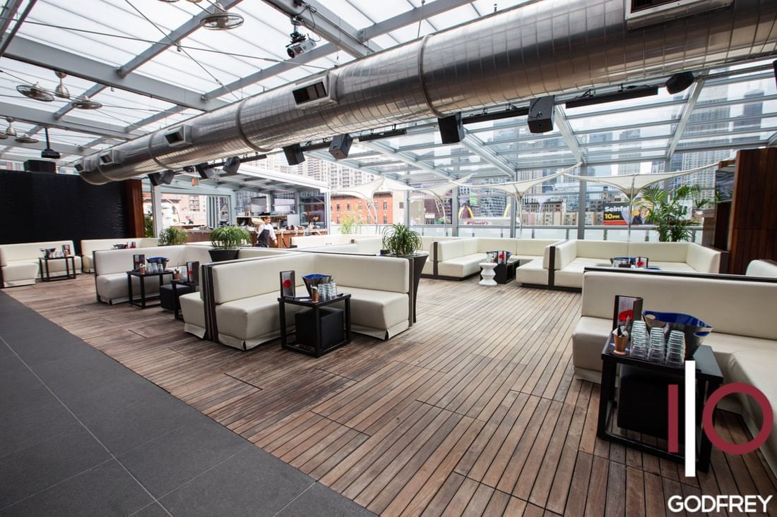An outdoor dining area at Godfrey Hotel Chicago