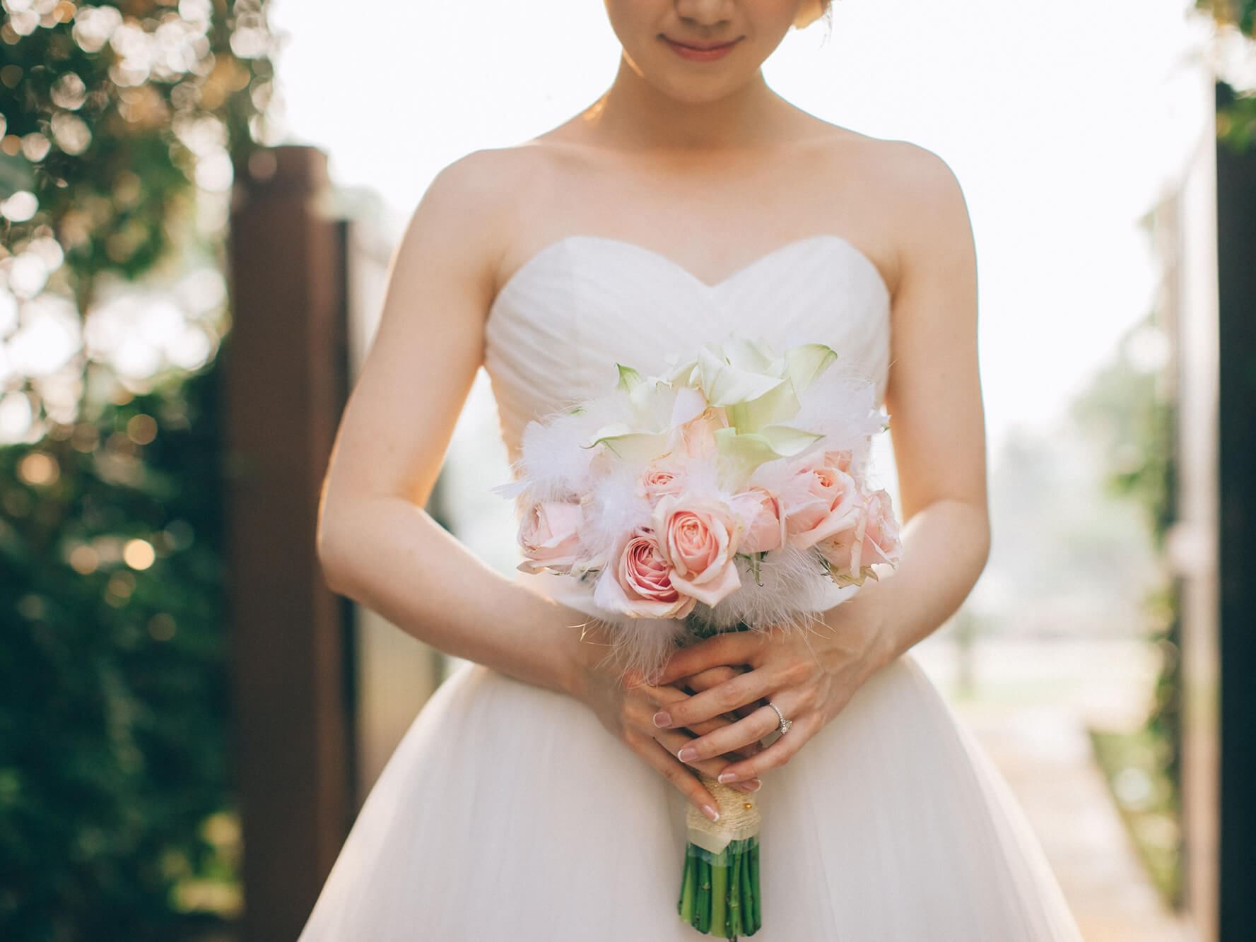 A gorgeous bride having a bouquet wedding picture at The Saujana Hotel Kuala Lumpur 