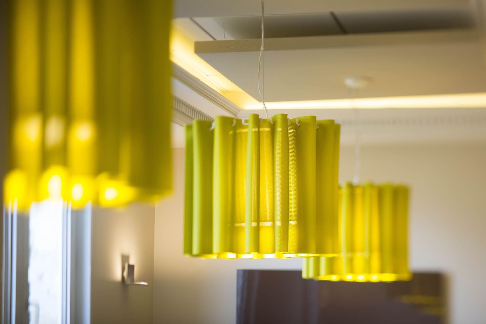 Gros plan sur les luminaires au plafond à l'Escale Oceania Orléans