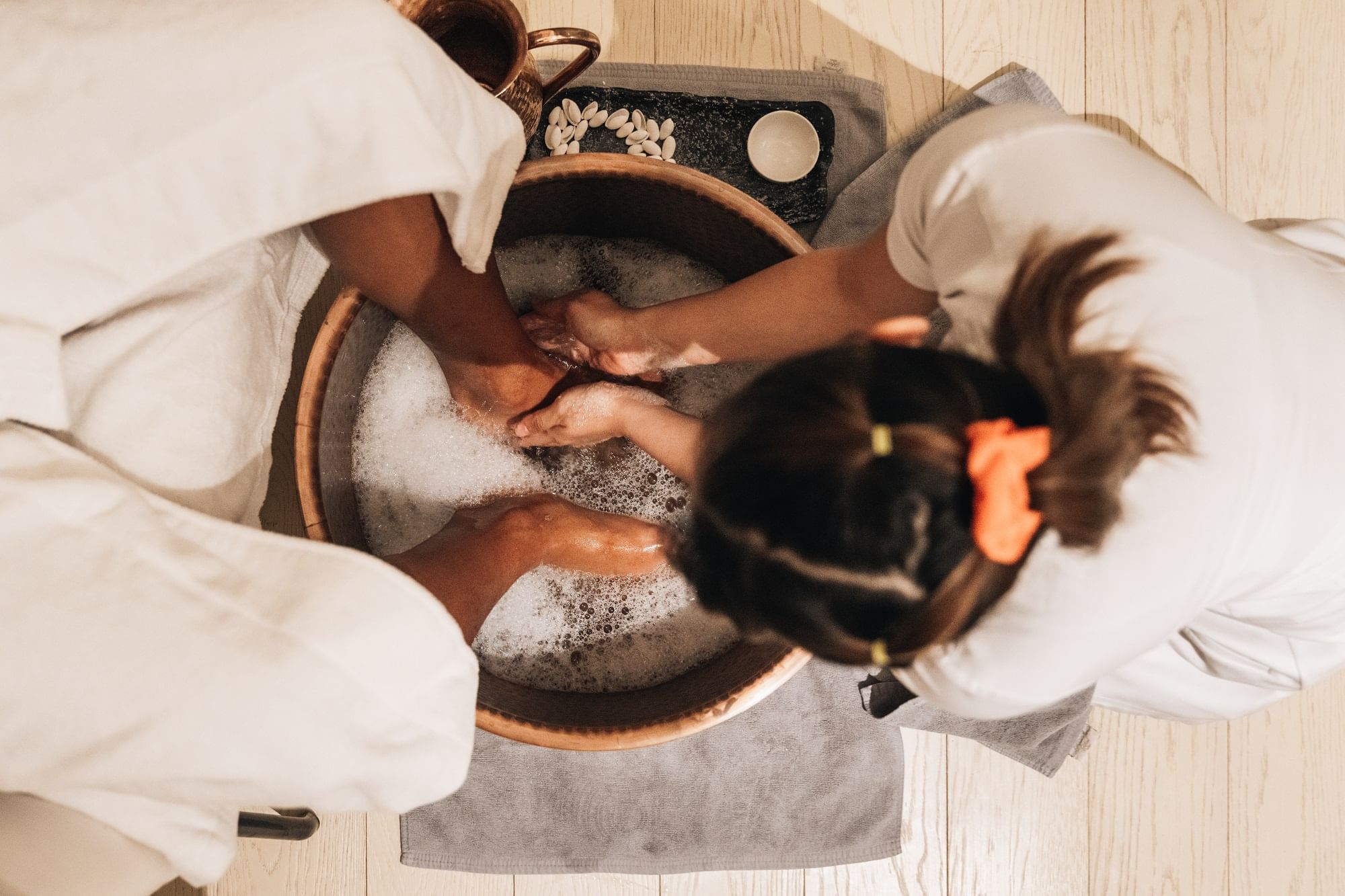 Lady receiving a foot bath at Pause Spa in Paramount Hotel Dubai